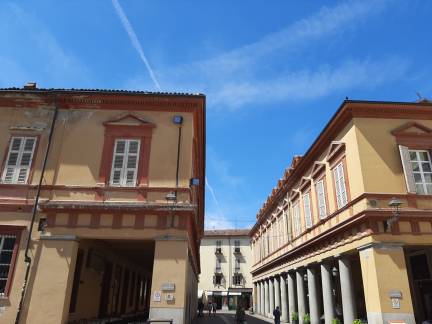 コルソ イタリアの方向にあるボレンテ広場の宮殿