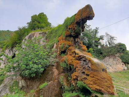 Grotta di Labante의 폭포와 동굴의 정문 왼쪽