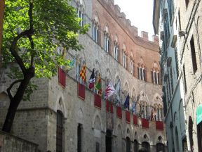 Chigi-Saracini-Lucherini宮殿での地区の旗の展示