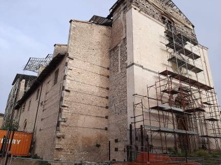 Église de Santa Maria Paganica, avec les dégâts du tremblement de terre