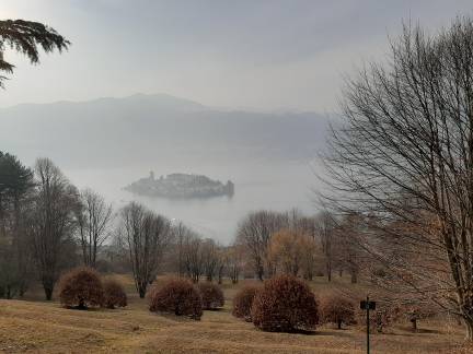 サクロ モンテ ディ オルタからの湖の別の眺め