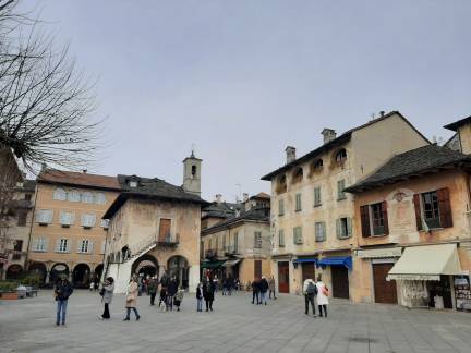 Place Mario Motta à Orta San Giulio