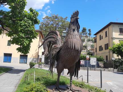 Statua del gallo nero, simbolo del Chianti, presso Gaiole in Chianti