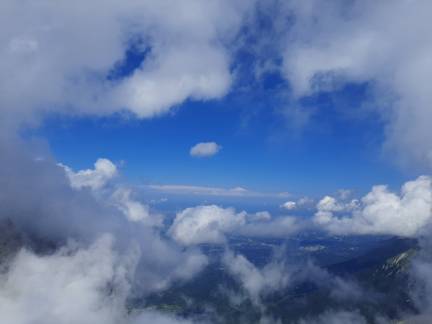 Vue du Monte Aquila dans les nuages