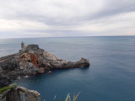 Vue panoramique sur la mer et l'église de San Pietro