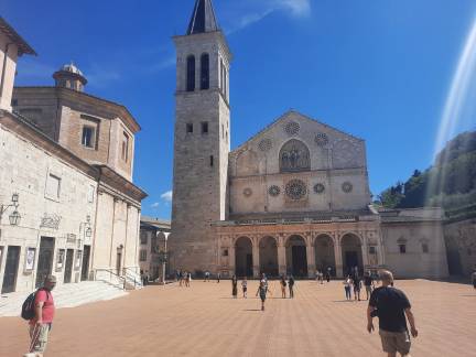 La cathédrale de Spoleto en face et le Teatro Caio Melisso sur la gauche