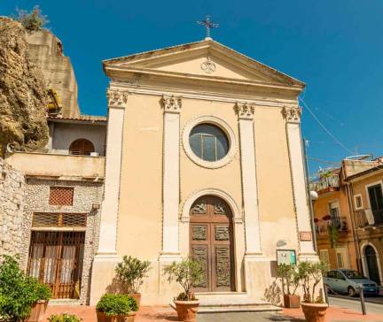Giardini-Naxos에서 추천하는 산타 마리아의 어머니 교회
