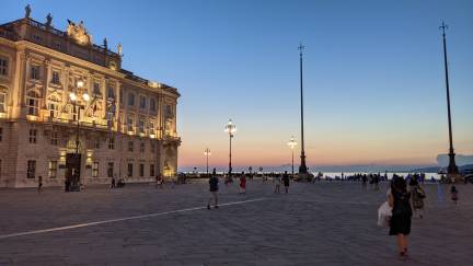 Piazza Unità d'Italia und Molo Audace bei Sonnenuntergang