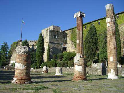 背後にあるトリエステとサンジュスト城の古代の柱