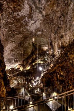 巨大な洞窟